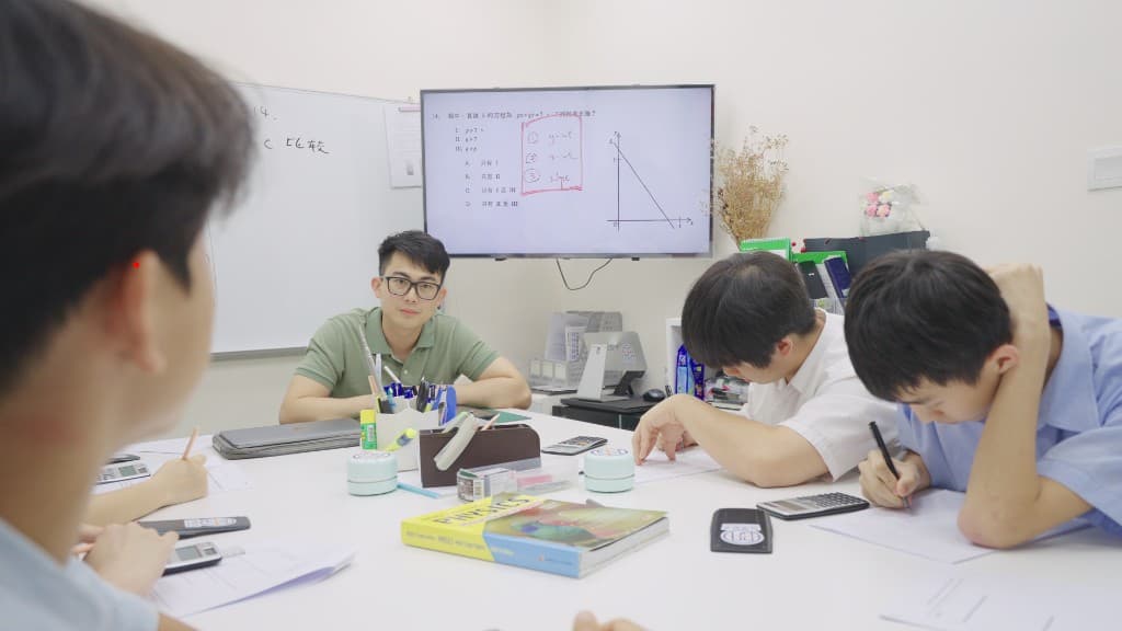 導師與學生進行小組數學課